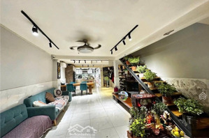 nhà bến vân đồn diện tích lớn - 72m² (4,84m x 15,9m). chỉ 9,3 tỷ