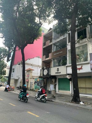 siêu vị trí - siêu phẩm ngang lớn mt nguyễn trãi, quận 1, dt 8x22m, 4 tầng hđt 300tr, giá 141 tỷ