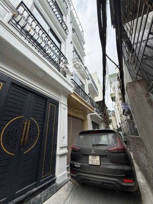 bát khối - tư đình - ô tô qua nhà - thang máy nhập khẩu- 6 phòng phù hợp nhà đông người -12 tỷ tl