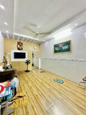 sau 1 căn ra mặt tiền đường trường sa nhà đẹp ở ngay 56m2 * 2 tầng btct chỉ 7,5 tỉ tl