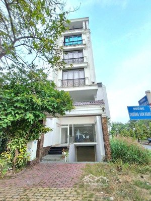 bán nhà mt trương văn bang, dt đất 102,5m2 ngang 5, 1 trệt 4 lầu có hầm. giá 39 tỷ. lh 