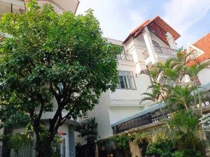 chính chủ cần bán gấp biệt thự sân vườn quận 2 300m2 (10 x 30) 4 tầng 59 tỷ tl