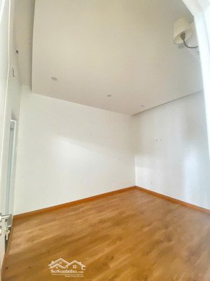 nhà 2 lầu có nội thất khu nam long