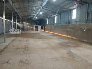 cho thuê kho xưởng đại lộ thăng long dt 700m2 có điện 3 pha xe 8 tấn đỗ cửa, giá 30 nghìn/m2