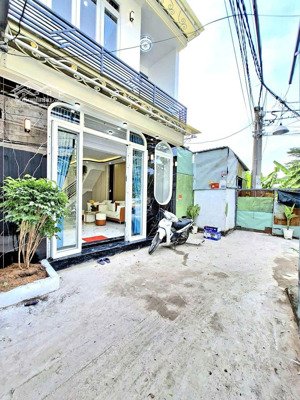 bán nhà mới hoàn thiện - xe hơi tới gần nhà