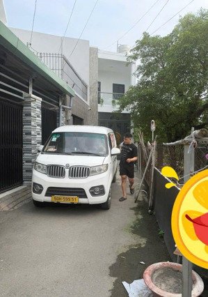 - nhà hóc môn thị trấn - nhà đẹp rất mới kiên cố - thích hợp ở