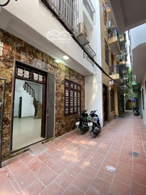 bán nhà trương định xây 5 tầng 2 thoáng trước sau 1 ngoặt ra oto đậu