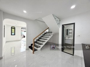 sát mặt tiền - ngay chợ bà chiểu- 66m2 (4.5x14) - 2 tầng mới - 3 pn - đường trước nhà 8m - 7.5 tỷ
