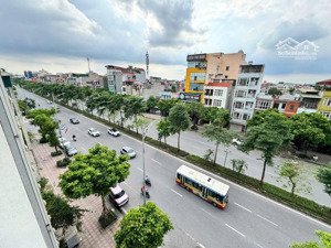 chính chủ bán gấp nhà mặt phố ngô gia tự , 3 tầng, dt 90m2 mt 4,5m vị trí trung tâm kinh doanh.