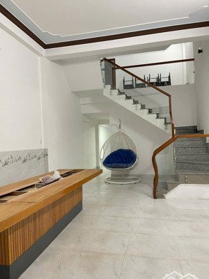 bán nhà 3 tằng kv sơn trà ....
dt 69m2......ngang .
đường 5m5.....
hướng đông mam.... c