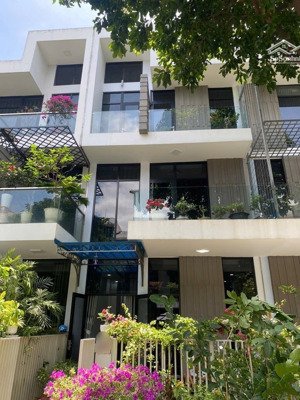 nhà 3 tầng tuyệt đẹp - khu an ninh khép kín - sổ riêng - hoàn công đủ - 10 tỷ tl