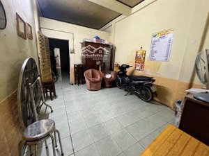 nhà cũ
ngay mặt tiền đường nguyễn ngọc phương và kề bên bờ kè trường sa