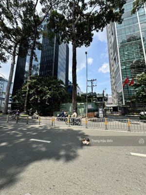 bán nhà dt khủng 704m2 vị trí kim cương trần hưng đạo quận 1 - gpxd : 2 hầm - 12 tầng - giá 250 tỷ