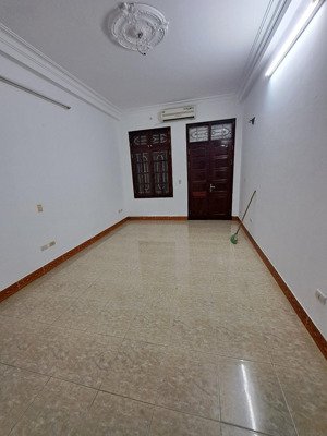 cho thuê nhà hoàng quốc việt, dt 50m2 x 4 tầng, mỗi tầng 2 phòng 1 wc, ngõ 6m ô tô đi lại, 17 triệu