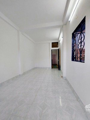 nhà trần hưng đạo gần chợ hòa bình , 1 trệt 2 lầu sân thượng, nhà sơn mới.