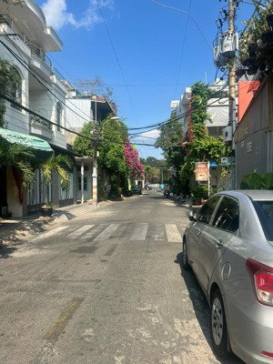 bán nhà mặt tiền đường nguyễn trường tộ, phường tân thành (dt: 4x18.5m cấp 4). giá: 11.3 tỷ