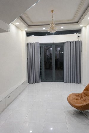 nhà ông ích khiêm quận 11 đường 8m xe hơi vào nhà 56m2 4 tầng 5pn