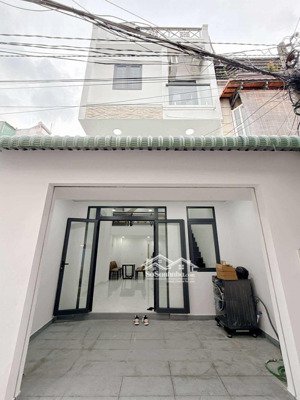 cần bán căn nhà mới hoàn thiện vào ờ ngay giáp