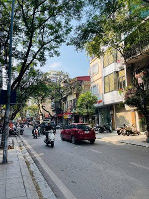 đội cấn duy nhất 1 căn trong phân khúc 10,8 tỷ , lô góc 6 tầng sát phố ôtô đỗ cửa , kinh doanh