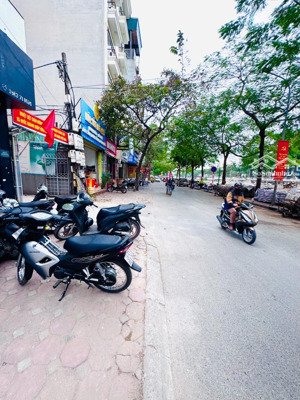 mặt phố nguyễn khang - kinh doanh - văn phòng - vỉa hè đá bóng - 8 tầng thang máy - chủ thiện chí b