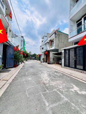 nhà mới toanh kiên cố 4 tầng - ngay chợ xuân hiệp- đường 8 linh xuân - dts gần 150m2 - ô tô né nhau