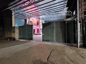 kho xưởng. có cả văn phòng. đã có gác xếp và nhà vệ sinh khép kín. chi tiết liên hệ