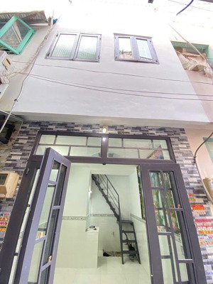 nhỉnh 500tr nhà 2lầu 2pn ấp4 đông thạnh gần chợ gấu và nhà thờ tam đông khu dân cư đông đúc gần q12