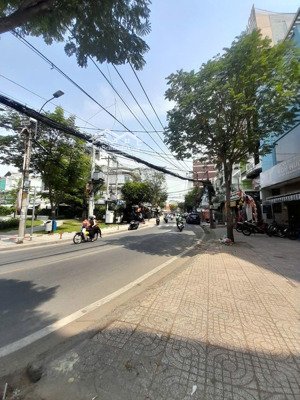 ttq 8 sát cầu chữ xe hơi đỗ cửa, 1 trục đường thẳng, thông qua đẳng chat