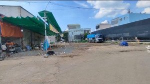 bán lô đất vị trí tốt ngay chợ đầu mối hóc môn, mặt tiền đường nhựa, kinh doanh tốt