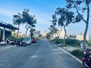 bán lô fpt gần trường đại học fpt lô kẹp vệt cây xanh 4m dễ xây căn hộ mini cho thuê