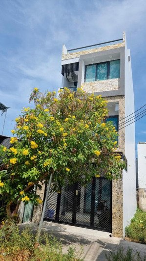 cần tiền gấp giảm nhanh 200 triệu bán nhà 4 tầng hẻm trần phú gần bệnh viện vinmec gần biển 4tỷ3