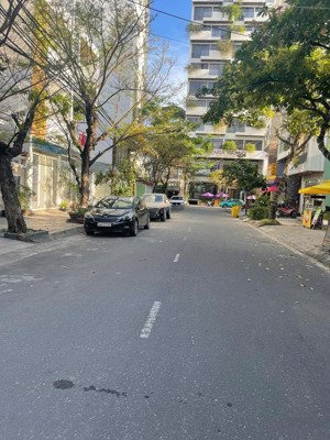 căn biệt thự vườn đường lý văn tố sát biển mỹ khê . diện tích 155m2 ngang 10m . phố du lịch .