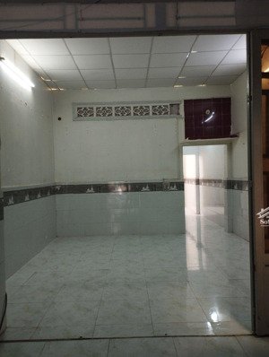 nhà 72m2 một phòng khách một phòng ngủ một nhà bếp có sân rộng 20 m có rào mái che