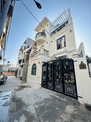 nhà 3 tầng kiệt otok408/.. tôn đức thắng .
- diện tích 60m2 ngang 8m ( oto ngủ trong nhà )