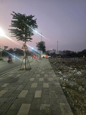 bán 100m2 (đất đấu giá )mặt đường lê quang đạo ( đường văn cao kéo dài).view hồ an biên