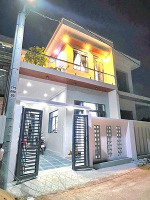 siêu hot! bán hạ giá mạnh căn nhà lầu. sr tc 100%, giá chỉ 1,95 tỷ, trả trước 600tr nhận nhà + sổ.