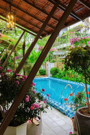 cần bán villa du lịch, có hồ bơi ngoài trời, vị trí trung tâm, nội thất khá xịn xò