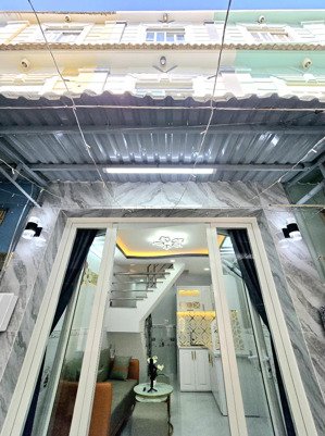 nhà chính chủ có sổ hồng 2 lầu, cần bán gần phú mỹ hưng quận 7