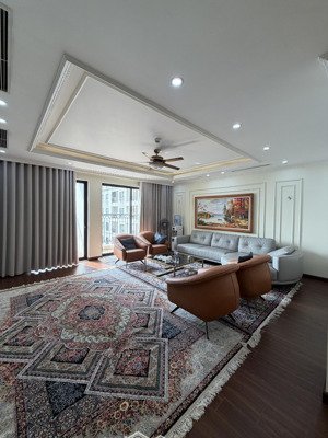 chính chủ bán gấp căn 136,6m2 tầng trung roman. giá bán 13 tỷ. lh 