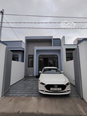 nhà mới xây 2pn, dt 123m2 có sân đậu ô tô tại long điền