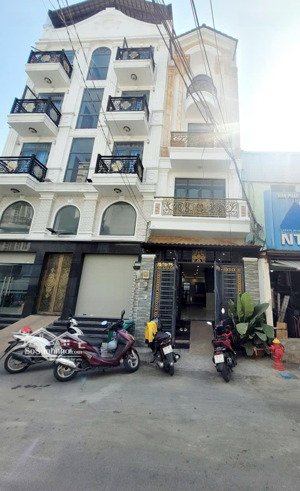 gấp bán nhà mặt tiền viêu công viên kinh doanh hoặc cho thuê rất tốt giáp quận 11. tân phú đầm sen