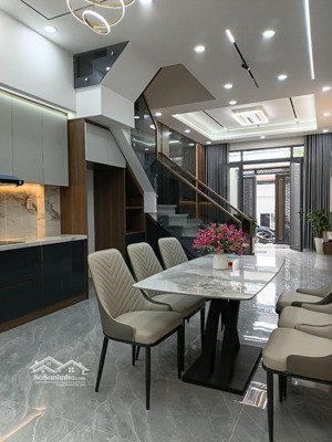 nhà 1 trệt 2 lầu + sân thượng thạnh xuân 24 4x13.5m hxh thông full nội thất 5.8 tỷ tl