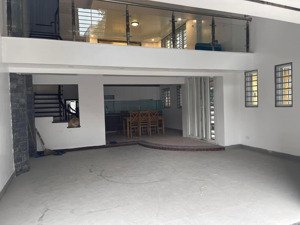 cho thuê nhà lô góc 2 thoáng - oto tránh