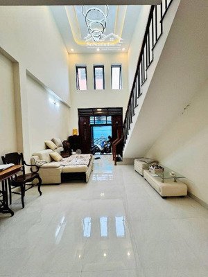 nhà đẹp vào ở ngay, dt 101,3m2 , 2 tầng , 2pn , pk , bếp, giếng trời thoáng mát.