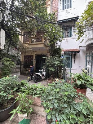 cc bán nr lô góc 2 mặt thoáng 64,7m2. sổ đỏ cất két,view vườn hoa. gd trong t2/26, bên bán chịu phí