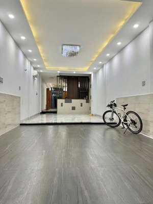 cho thuê nhà đẹp mtnb khu tên lửa - gần aeon mall
dt : 4,5x23 xd 3,5 tấm . giá 28tr tl