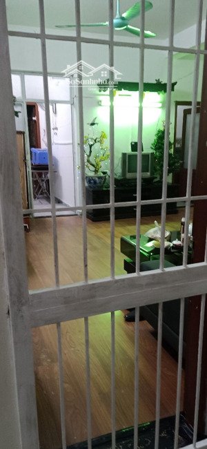 cho thuê căn hộ ở tầng 4 toà ct2 bắc linh đàm 85m2;3 pn;2vs;pk,bếp,ban công rộng.căn đẹp,rất tiện