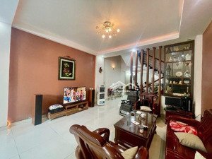 mặt tiền hàn thuyên hải châu 4 tầng full nội thất móng 5 tầng
- diện tích 112,5m2 (ngang 5m)