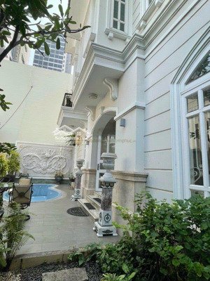 giá rẻ nhất! bán biệt thự đẹp ngay mt trần văn sắc, dt: 360m2 hồ bơi, sân vườn