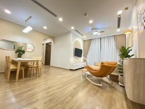 cho thuê chung cư vinhomes gardenia, tòa a1, 2 phòng ngủ đầy đủ nội thất, giá 16tr. lh: 